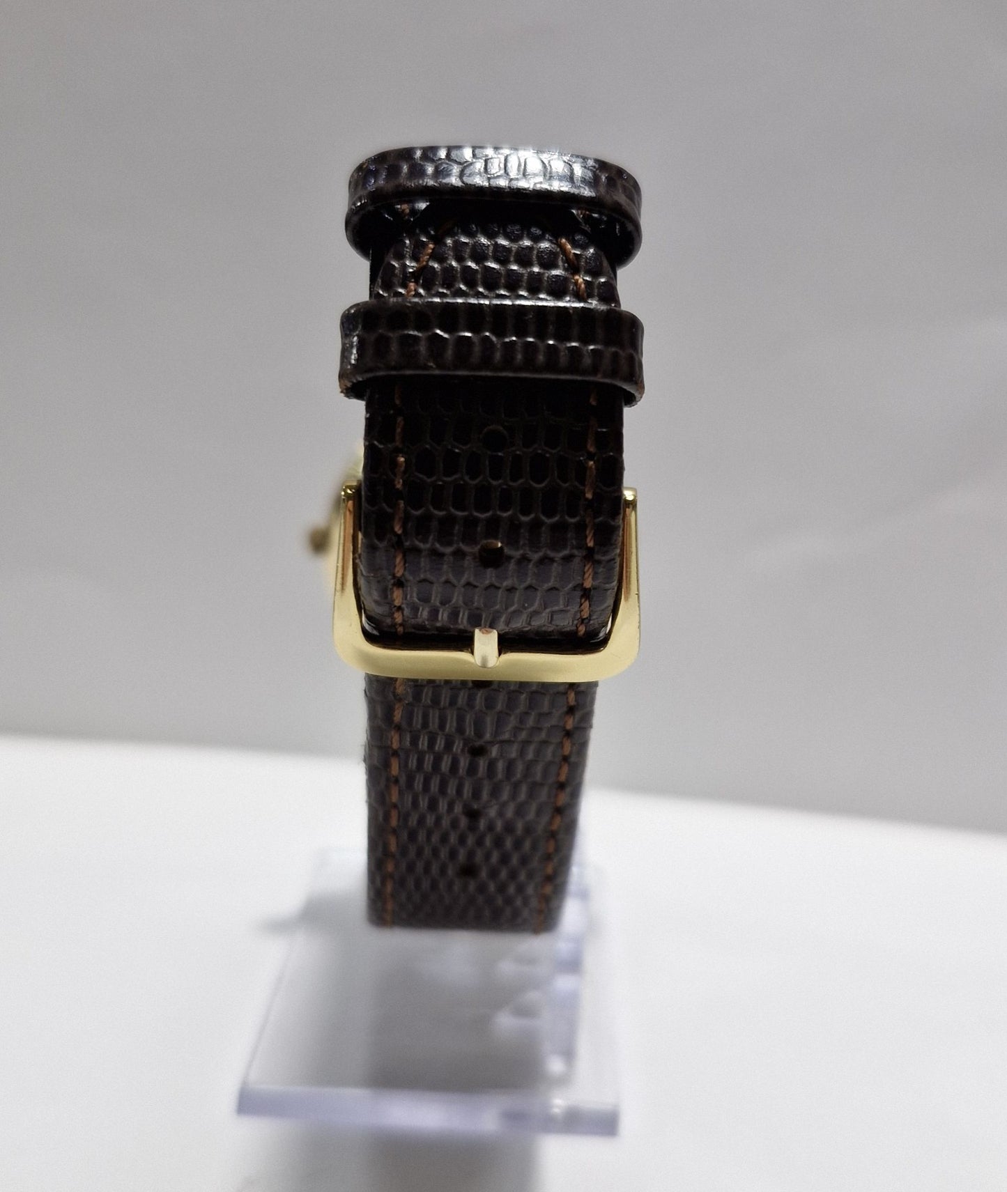 Geneve 9ct Gold Leather Strap Watch, elegant timepiece featuring a 9ct gold case and durable leather strap, perfect for sophisticated wristwear and timeless style.