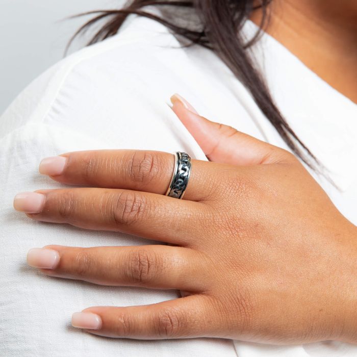 Model wearing Chain Spinner Ring in Silver r3907, featuring a sleek sterling silver band with a rotating chain detail, perfect for adding a modern and stylish touch to any jewelry collection.