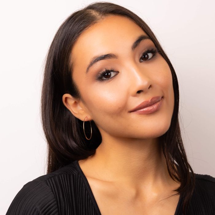 Model wearing Hoop Earringsin 9ct Goldg e2459