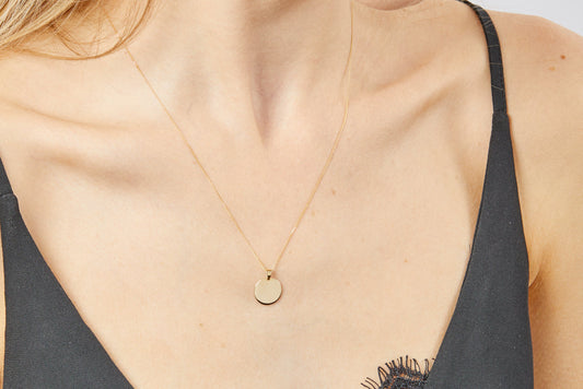 model wearing 9ct gold engravable round pendant necklace close up