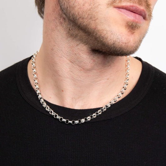 Man wearing a Belcher silver Chain Necklace against a plain background