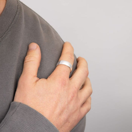 man wearing silver band ring engravable ring