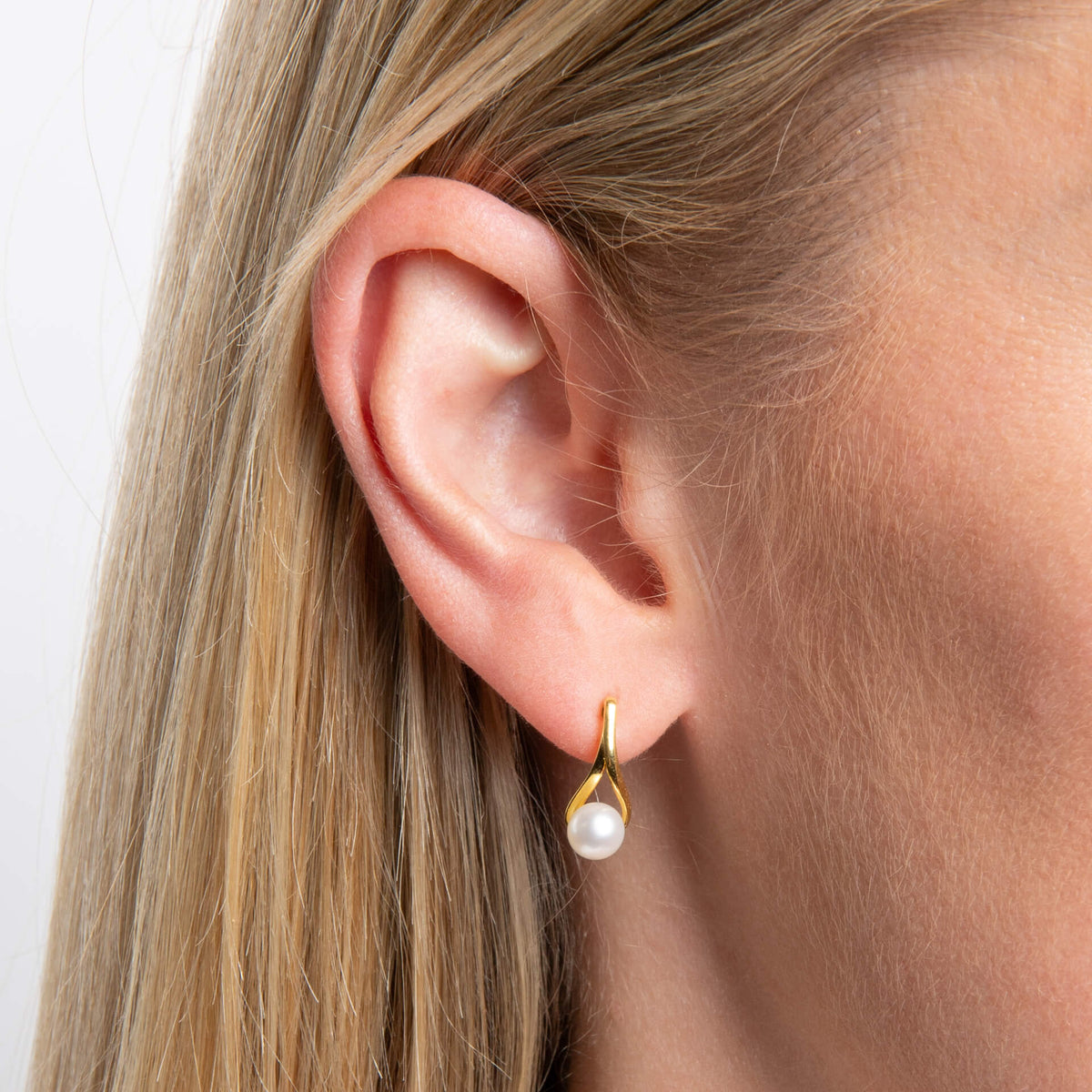 close up ear wearing 9ct Gold Freshwater Pearl Twist earring 