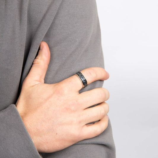 man hand wearing Chain Spinner Ring silver 